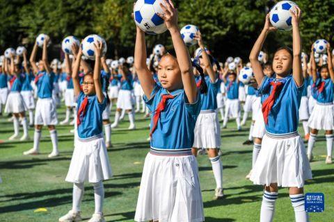当日,广西南宁市滨湖路小学举行体育文化节开幕式,文化节期间将开展